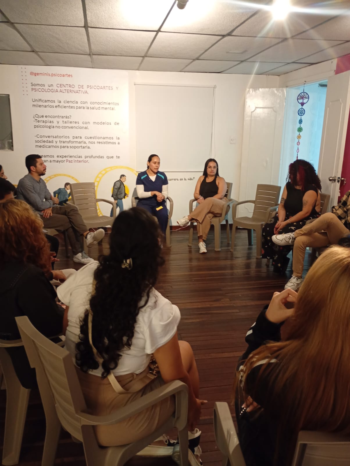 Grupo de participantes en círculo durante un encuentro de psicoartes en Géminis